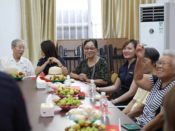 中庭裝飾集團(tuán)丨“情暖中秋，將愛傳承”——走進(jìn)金浦社區(qū)慰問高齡老人